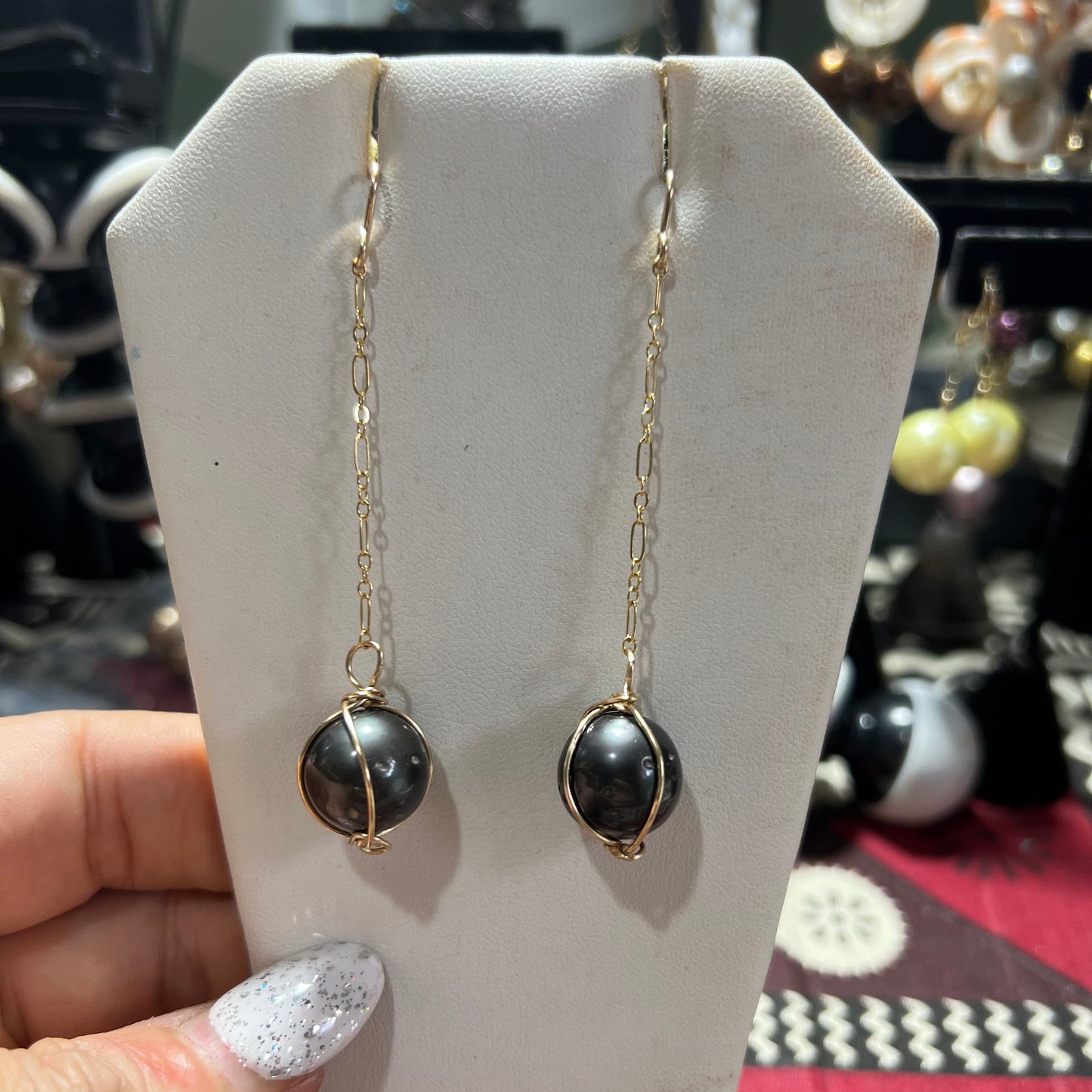 Tahitian black pearl hanging earrings