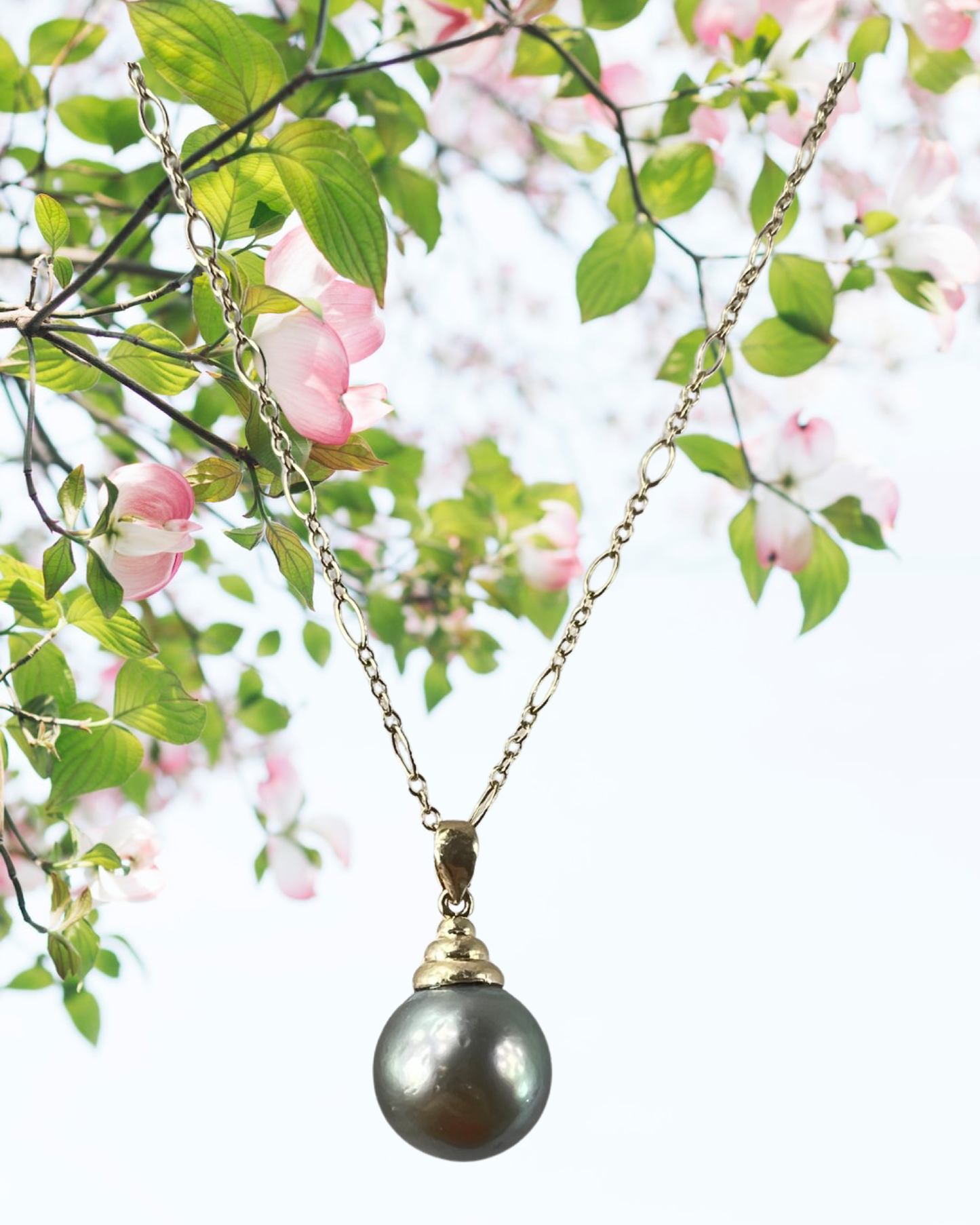 Tahitian Pearl on gold