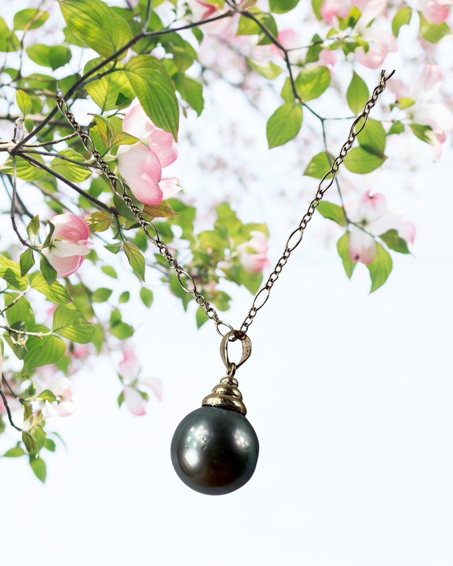 Tahitian Pearl on gold