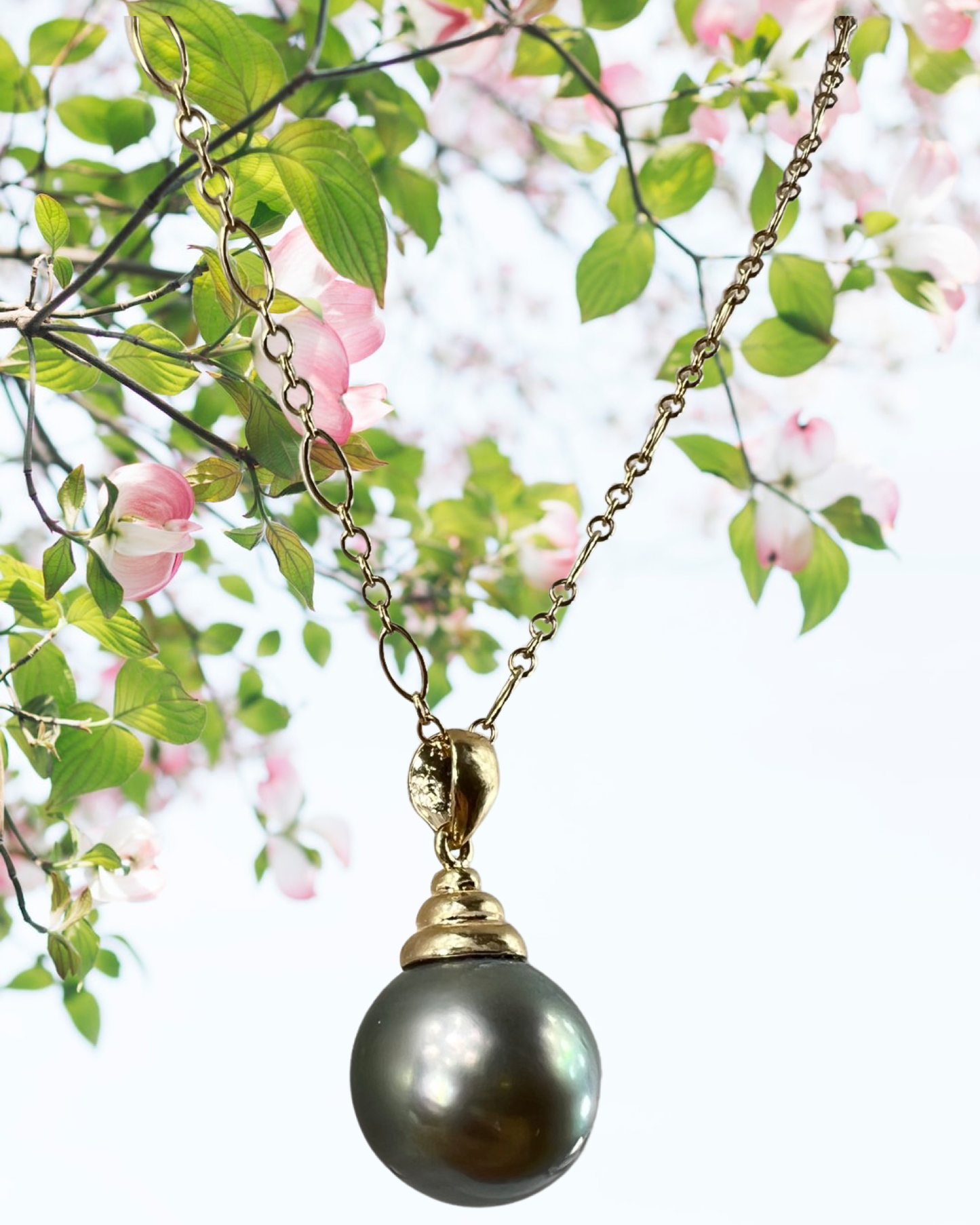 Tahitian Pearl on gold