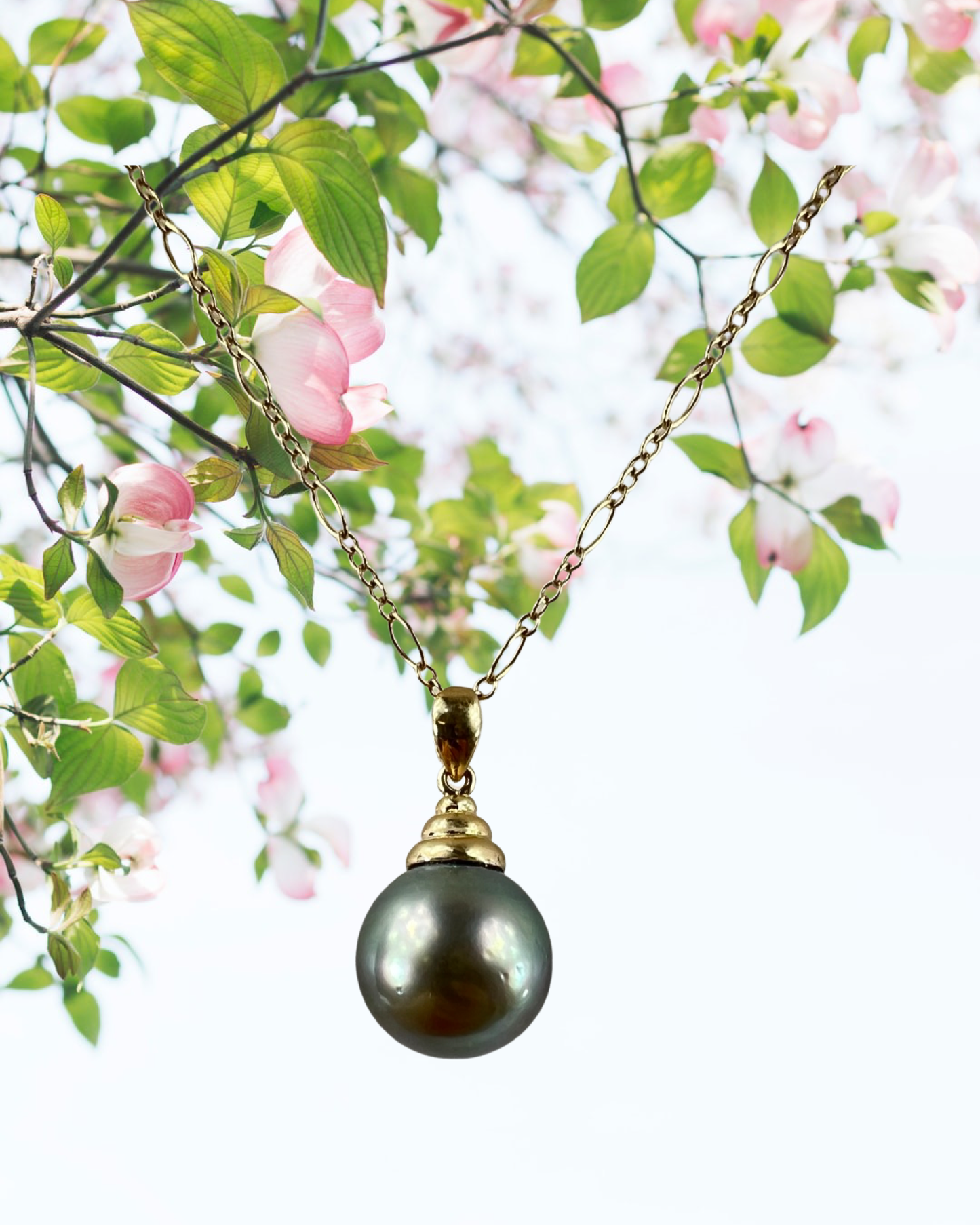 Tahitian Pearl on gold