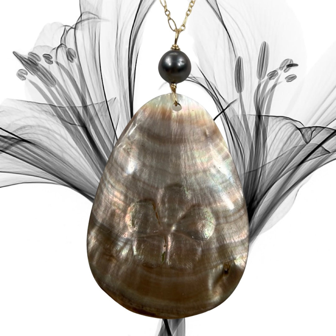 SHELL WITH PEARL PENDANTS