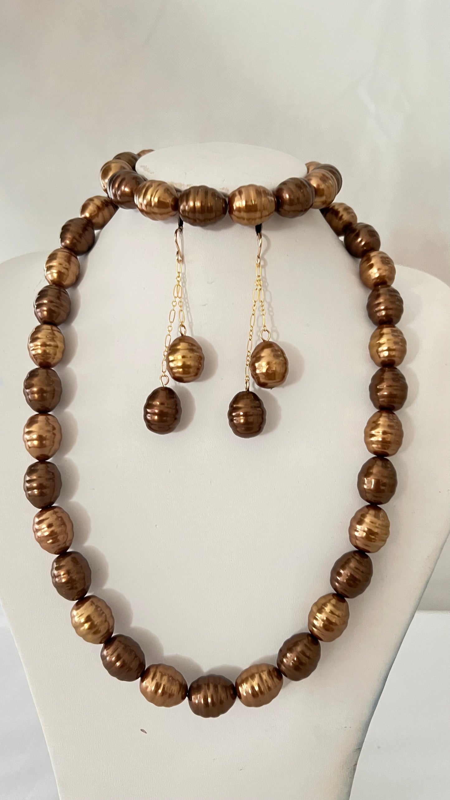 Full chocolate shell pearl set